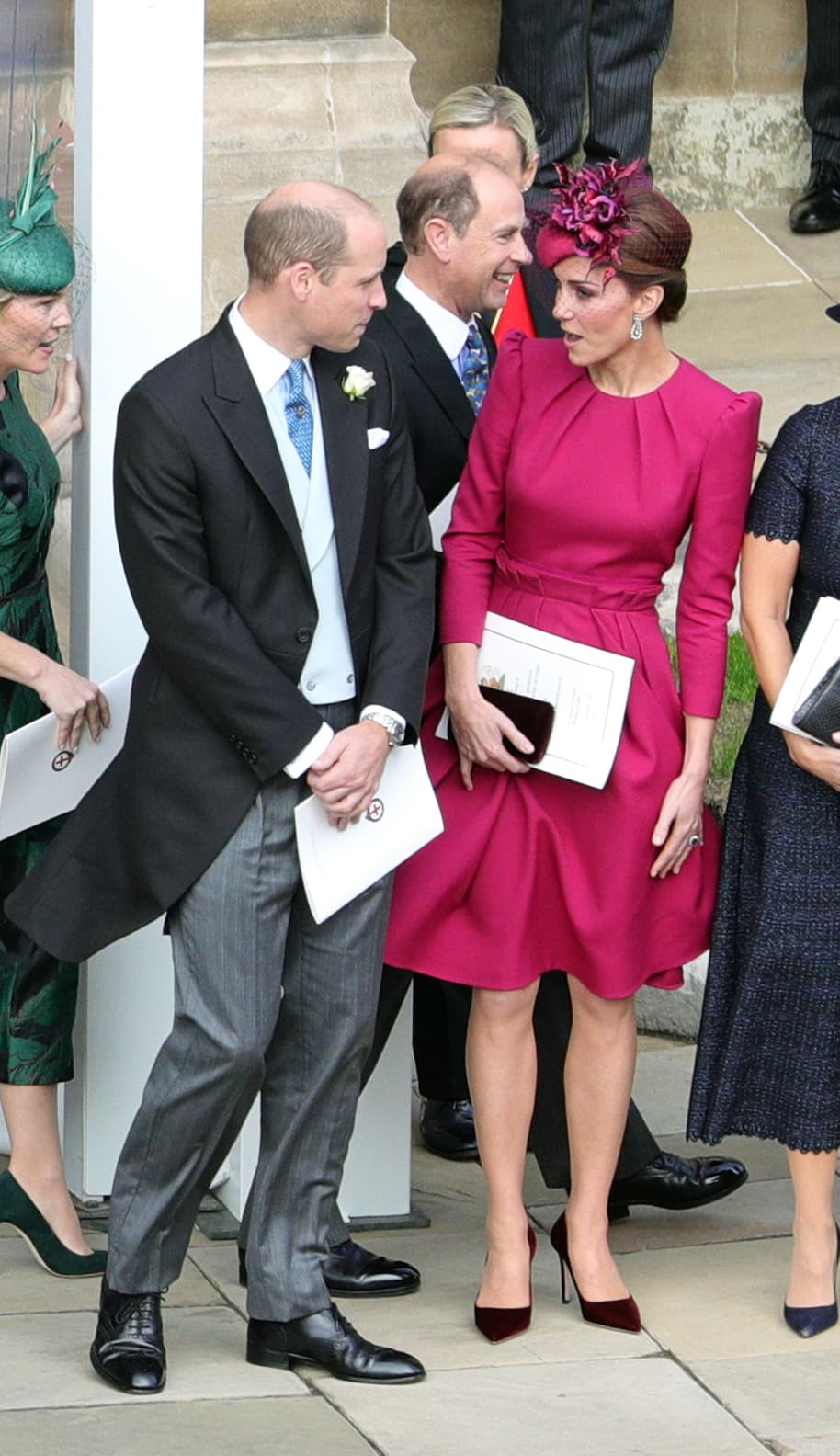 Fue así que Kate logró destacar con el color de su atuendo y los accesorios: bolso y zapatos Prada en terciopelo color bordeaux.