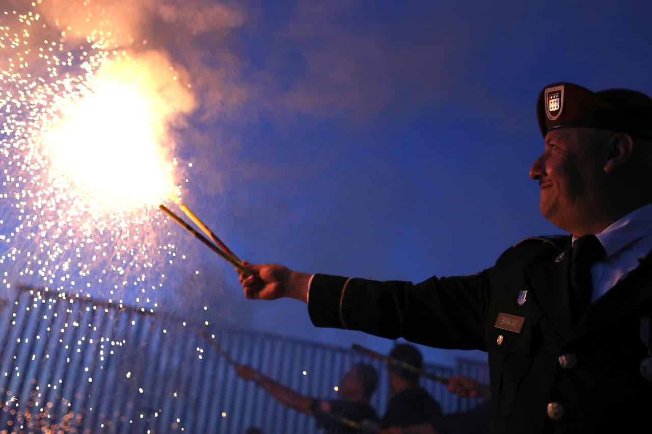 Los veteranos deportados que celebraron la independencia de EEUU junto a la barda fronteriza en Tijuana encendieron fuegos artificiales, tal como en cualquier rincón de los EEUU. Héctor Barajas fue indultado por el gobernador de California en abril de 2017, razón por la que espera obtener la ciudadanía estadounidense y regresar a los EEUU junto a su hija.