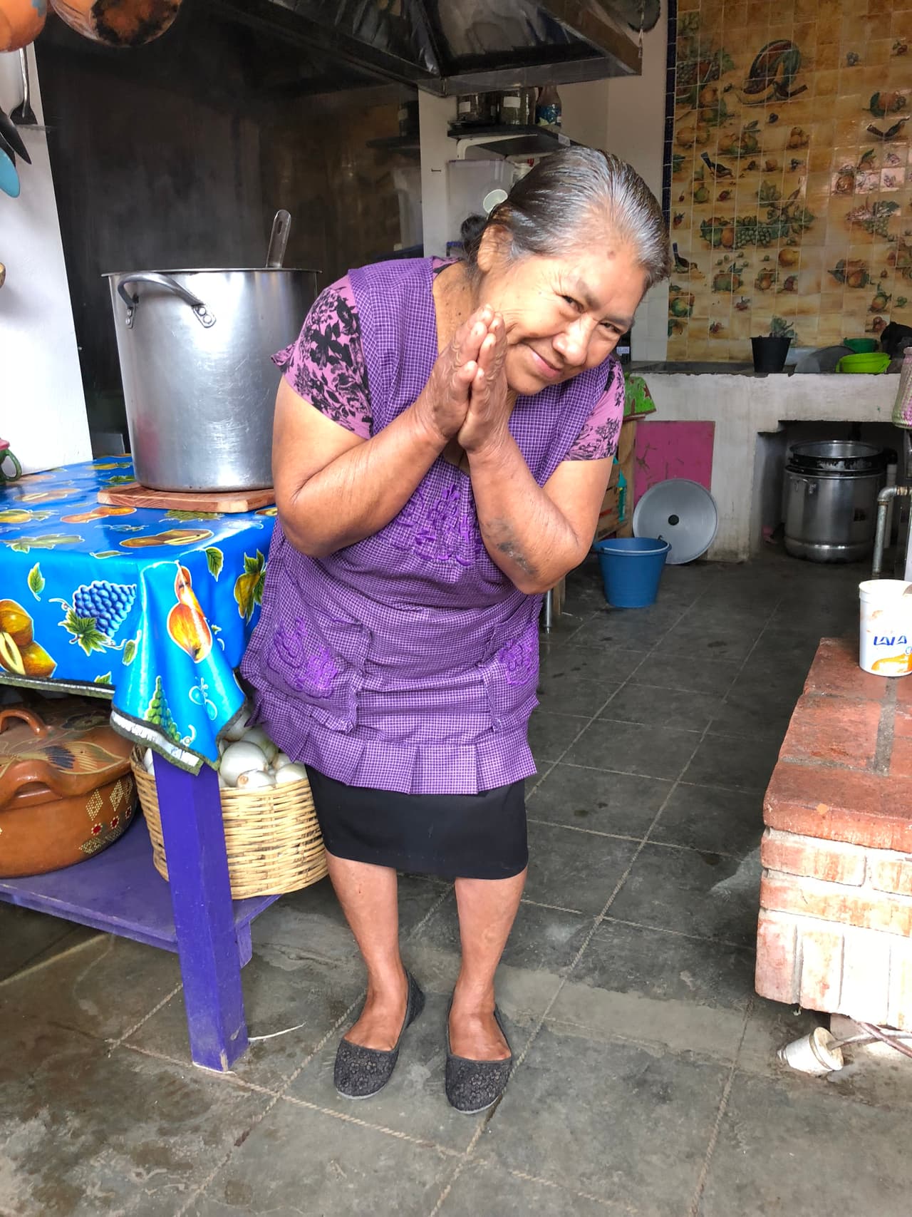 ¿Se parece? Ella es Estela, la tía de Jacobo y forma parte del taller de Jacobo y María Ángeles, lleva 17 años alimentando a toda su familia y asegurándose de que se coman todo. Desde la forma de caminar, los gestos y su bondad, ella es la abuelita de carne y hueso que primero vimos en 'Coco'.