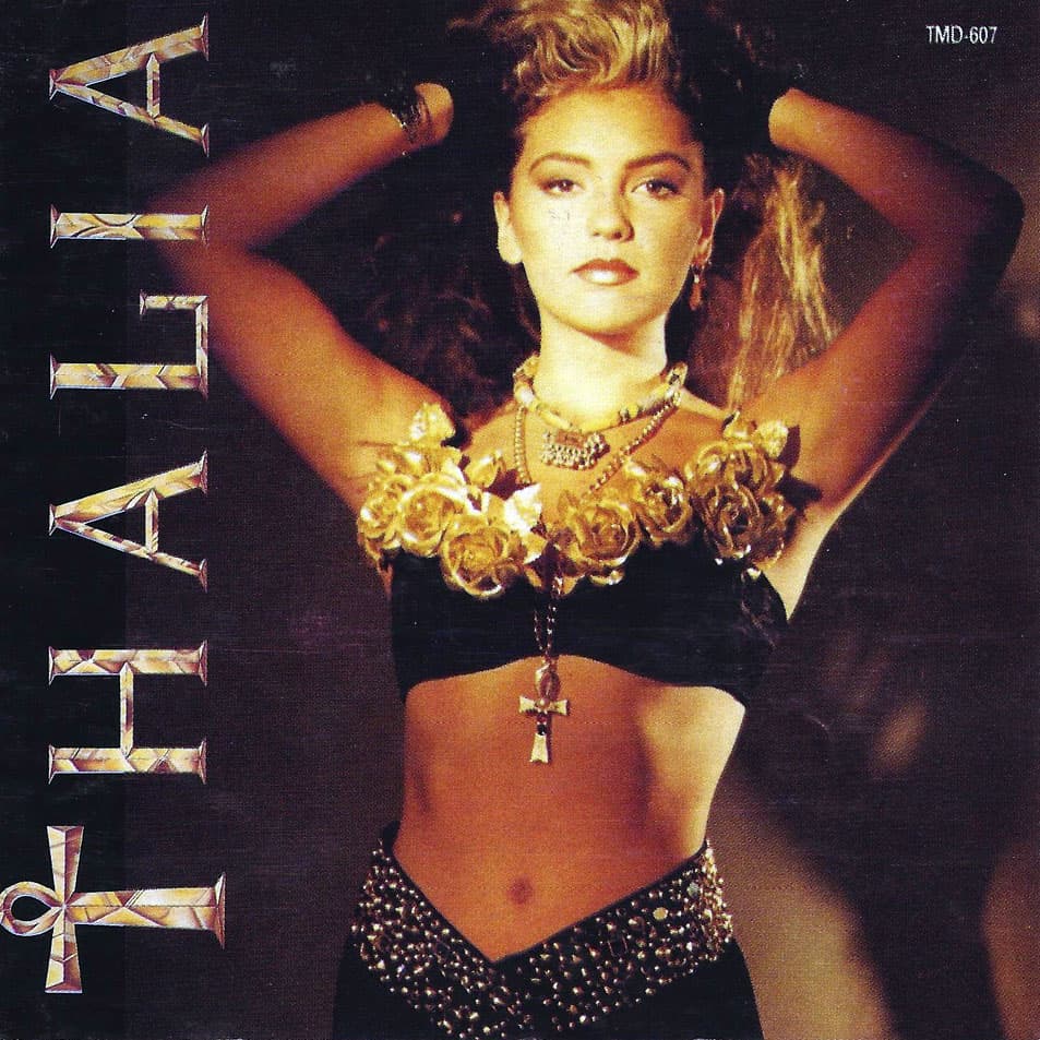 Thalía lanzó en 1990 su primer disco debut, que rápidamente se colocó en el gusto del público por temas como “Amarillo Azul”, “Un Pacto Entre Los Dos” y “Pienso en Ti”.
