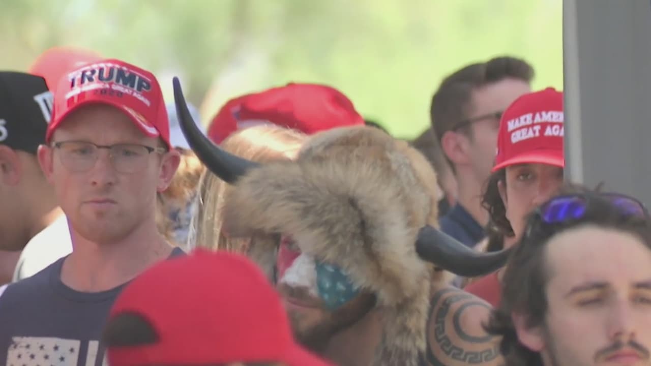 Angeli no es un hombre desconocido en 
<a href="https://www.univision.com/temas/arizona">Arizona</a>, ya que desde hace tiempo asiste a manifestaciones pro-Trump para propagar sus teorías de la conspiración. La identidad de Angeli surgió a medida que el 
<a href="https://www.univision.com/temas/fbi">FBI</a> buscaba identificar a las personas que participaron en los hechos violentos ocurridos en el Capitolio.
<br>