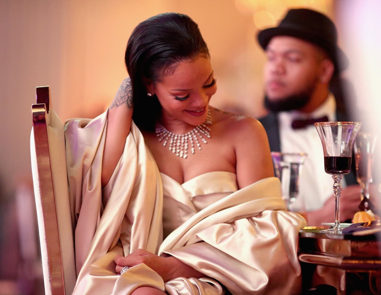 Se dio a conocer que será el director Peter Berg quien 'desnude' a 'RiRi' para mostrar a sus seguidores esa faceta del personaje poco conocida.