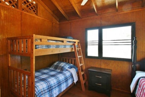 Está a tan solo seis minutos en barco desde el municipio de Salinas. Tiene una sola casa que cuenta con tres habitaciones. La misma funciona solo con energía solar. (Fotos: http://puertoricosothebysrealty.com/)