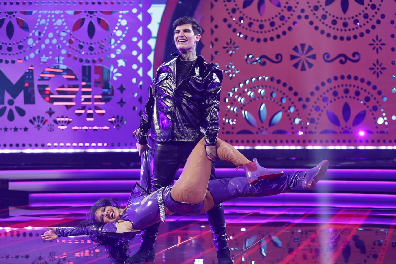 El look que lució Favela fue también muy relajado, con camisa tipo piel. El cantante también fue alabado por las jueces, ya que sus movimientos sensuales las dejaron impresionadas.