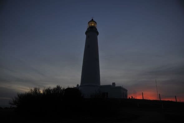 Tras muchos naufragios en la zona, en 1881 se inauguró el faro de Cabo Polonio, un área protegida rodeada de dunas que despliega peligrosas restingas y con tres islas -La Rasa, La Encantada, y el Islote- habitadas por lobos marinos.