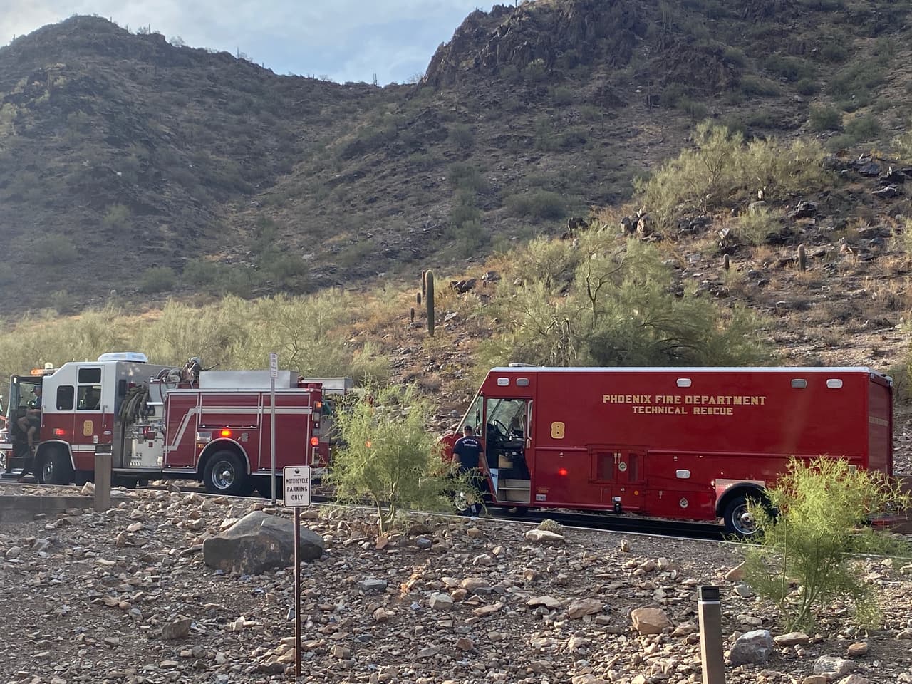 Después de sacarlo de la montaña en helicóptero, fue llevado a un hospital a bordo de una ambulancia del Departamento de Bomberos de Phoenix.