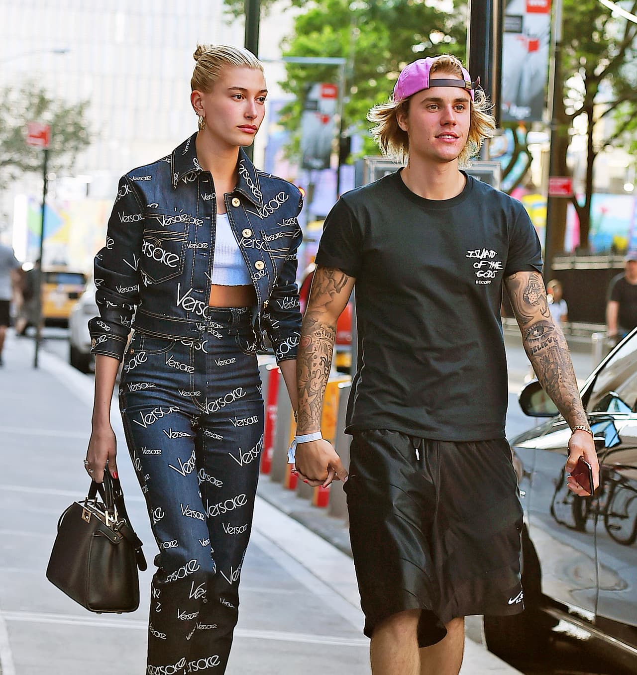De acuerdo con el mismo portal, la boda religiosa entre Bieber y Baldwin será el próximo 
<b><a href="https://www.univision.com/famosos/confirmado-justin-y-hailey-ya-tienen-fecha-para-su-boda-religiosa-y-es-un-lugar-que-nada-tiene-que-ver-con-ellos-fotos" target="_blank">30 de septiembre en Carolina del Sur. </a></b>
<br>