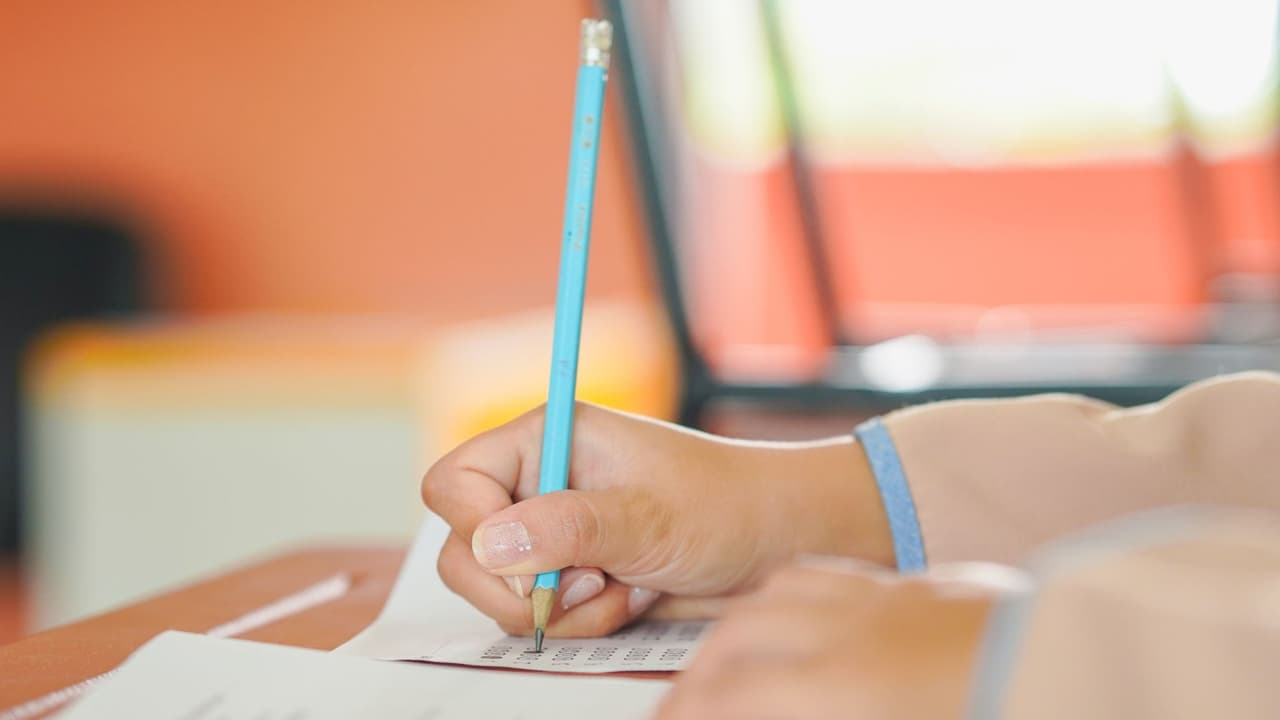 <h3 class="cms-H3-H3">Qué vendrá después: tres pruebas en lugar de una</h3>
<br>En vez de un solo examen al final del curso,
<b> habrá tres evaluaciones más cortas</b>:
<br>
<b>Inicio de año (BOY): </b>sirve como diagnóstico para saber de dónde parte cada alumno.
<br>
<b>Mitad de año (MOY):</b> mide avances y permite a los maestros ajustar la enseñanza.
<br>
<b>Fin de año (EOY): </b>cierra el ciclo y es la que contará para las calificaciones estatales de escuelas y distritos.
<br>La promesa es que los padres y maestros recibirán retroalimentación en solo 48 horas y que 
<b>los puntajes estarán listos dos días después.</b>