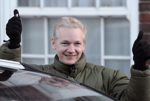 Julian Assange por fin salió en libertad en medio de gritos de algarabía de sus seguidores. “Espero continuar mi trabajo y seguir afirmando mi inocencia en este asunto” dijo el hombre acusado de presuntos delitos sexuales por los que Suecia lo requiere en extradición.