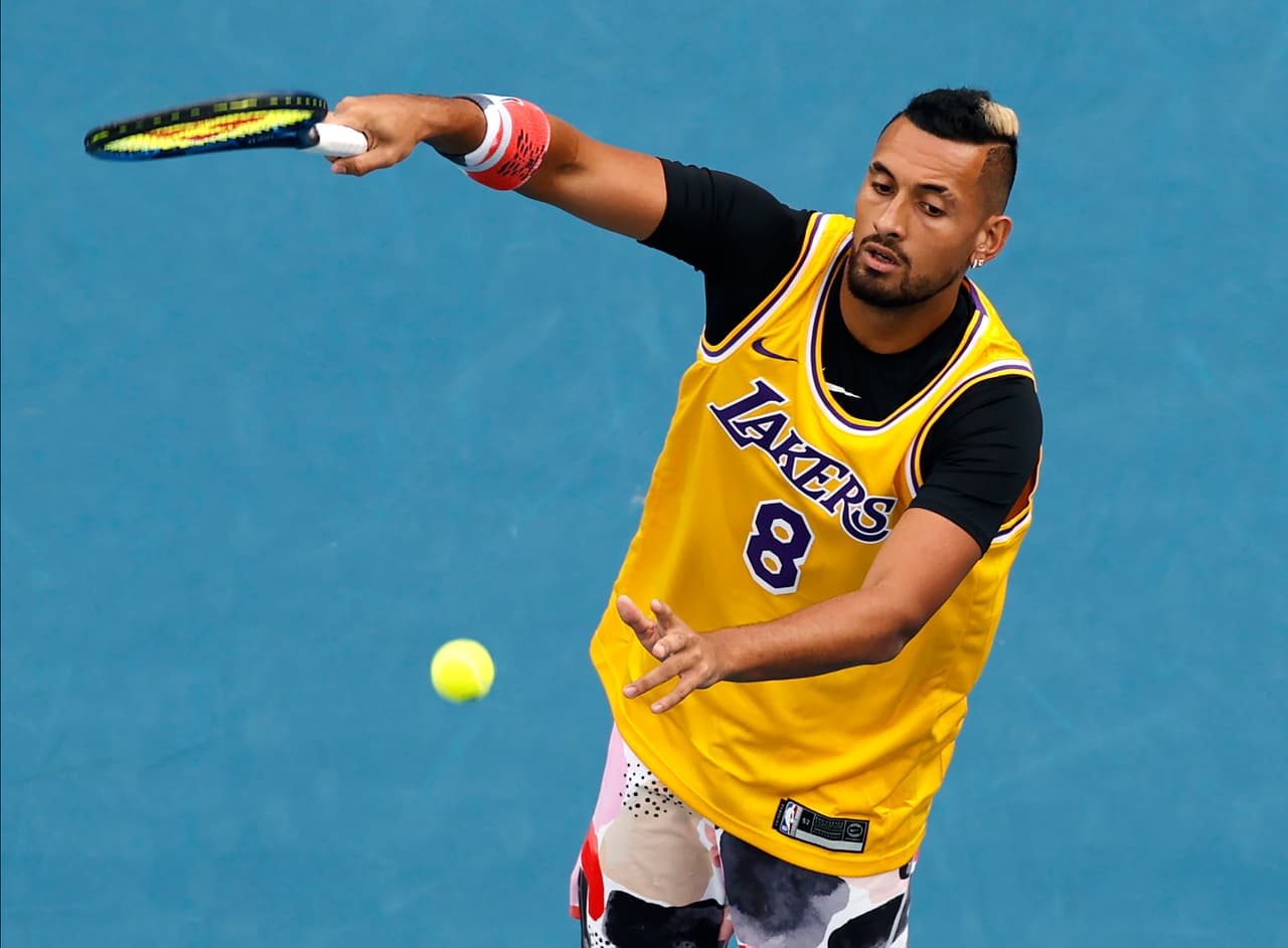 Nick Kyrgios, el tenista australiano, usó una camiseta en tributo a la memoria de Kobe Bryant previo a su partido contra Rafael Nadal
<b>.</b>
