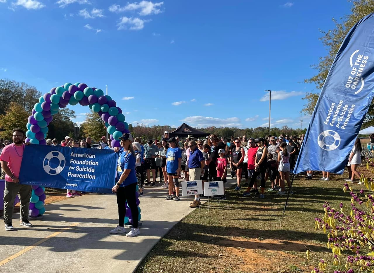 <b>Evento</b>: American Foundation for Suicide Prevention Walk
<br>
<b>Fecha</b>: 5 de noviembre
<br>
<b>Lugar</b>: Piedmont Park. 1071 Piedmont Ave. Atlanta, GA. 30309
<br>
<b>Sitio web</b>: 
<a href="https://supporting.afsp.org/index.cfm?fuseaction=donorDrive.event&eventID=9088">https://supporting.afsp.org/index.cfm?fuseaction=donorDrive.event&eventID=9088</a> 
<br>
<br>La Caminata Fuera de la Oscuridad de la Fundación Estadounidense para la Prevención del Suicidio es una oportunidad para recaudar fondos para la investigación, la educación, la prevención y los recursos del suicidio para los sobrevivientes de una pérdida por suicidio. Amigos, familiares, vecinos y compañeros de trabajo caminan uno al lado del otro, apoyándose unos a otros y en memoria de aquellos que ya no están.