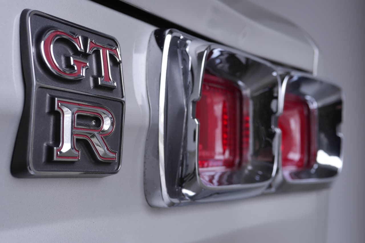 "Tradicionalmente, los supercoches se fabricaban pensando en conductores con habilidades avanzadas. Sin embargo, casi todo el mundo puede conducir nuestro nuevo superdeportivo versátil de forma veloz y hábil, sean cuales sean las condiciones de la carretera". Estas palabras, dichas por Mizuno-san, el creador del Nissan GT-R, resumen la esencia de este clásico de la deportividad