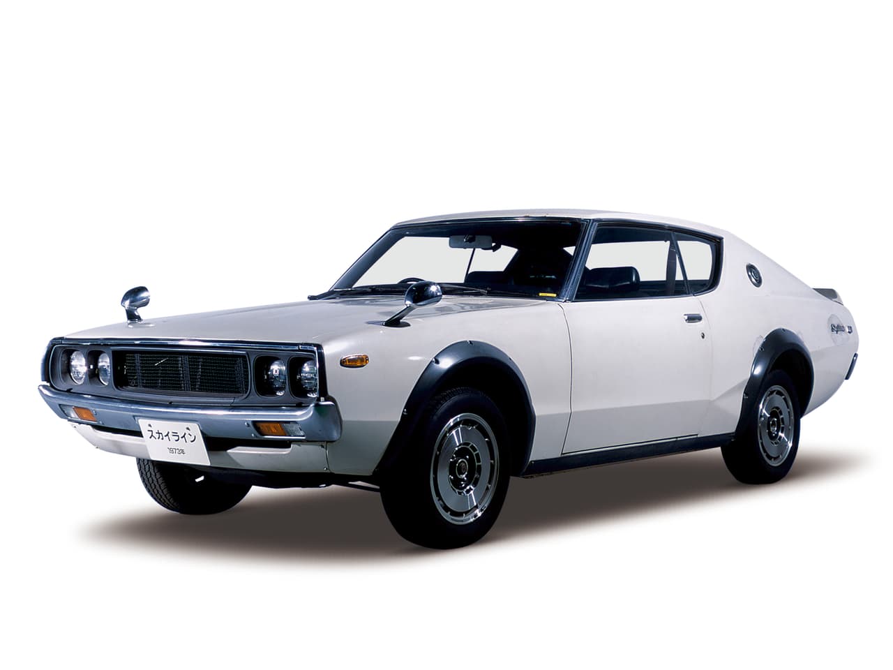En la imagen vemos una versión del Skyline H/T 2000 GT-R aparecido en 1973, en este caso con carrocería en color blanco. A esta generación se la conoció con el apodo "Ken & Mary". Se destacó por contar con frenos de disco en las ruedas delanteras y traseras
