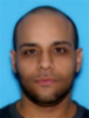 <h3 class="cms-H3-H3">Dennis Saint John Rodríguez, Jr. </h3>
<br>
<br>Con 43 años, la agencia busca a este prófugo por su presunta participación en el asesinato de un hombre en 2016 en el condado de Hillsborough, Florida.
<br>
<br>El FBI ofrece una recompensa de hasta 50,000 dólares por información que conduzca su detención.
<br>
<br>
<br>
<br>