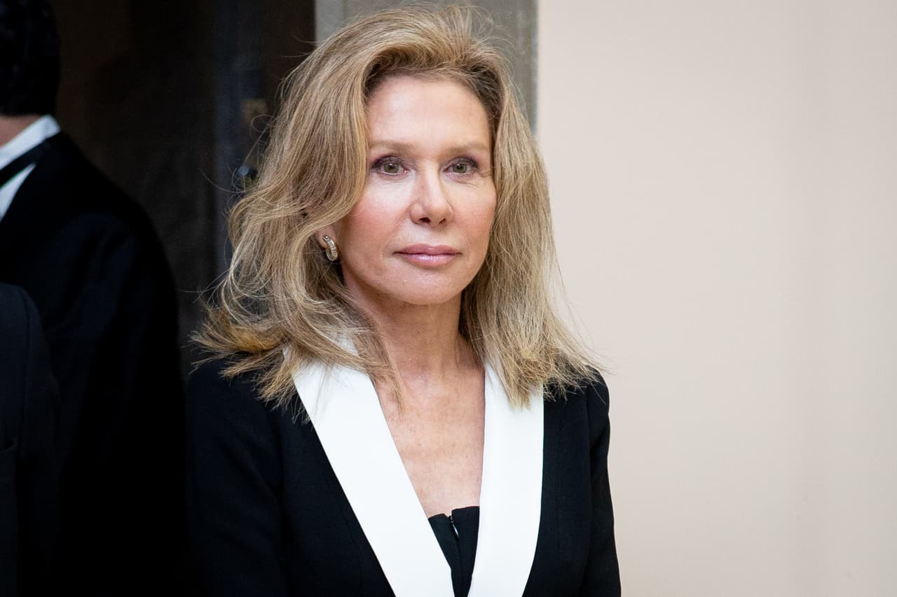 <b>Alicia Koplowitz</b>, (en la foto) ocupa el puesto 1,111 de la lista general. Su fuente de riqueza proviene de las inversiones y construcción. Tiene un patrimonio total de 2,800 millones de dólares y su ciudadanía es española.
<br>
<br>
<b>Hortensia Herrero</b>, ocupa el puesto 1,205 de la lista general. Su fuente de riqueza proviene de los automercados Mercadona. Tiene un patrimonio total de 2,600 millones de dólares y su ciudadanía es española.
<br>
<br>
<b>Maria del Pino</b>, ocupa el puesto 1,362 de la lista general. Su fuente de riqueza proviene de la construcción. Tiene un patrimonio total de 2,300 millones de dólares y es española.
<br>
<br>
<b>Flavia Bittar García Faleiros</b>, ocupa el puesto 1,517 de la lista general. Su fuente de riqueza proviene de la moda. Tiene un patrimonio total de 2,100 millones de dólares y es brasileña.
<br>