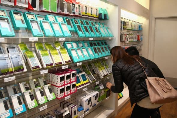 Clientes australianos revisan los accesorios para el nuevo iPhone 6.