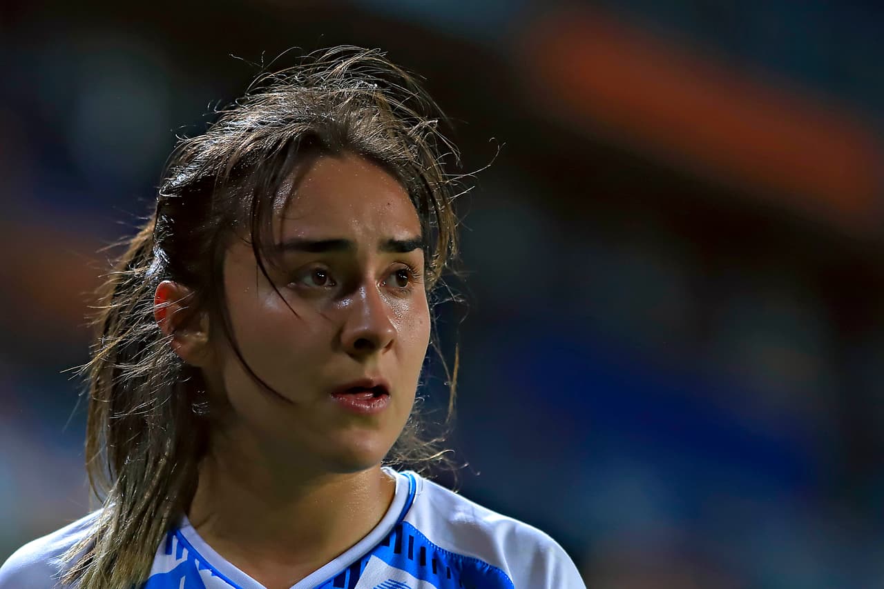 Karen Díaz de Pachuca recibió cartón rojo, salió expulsada.