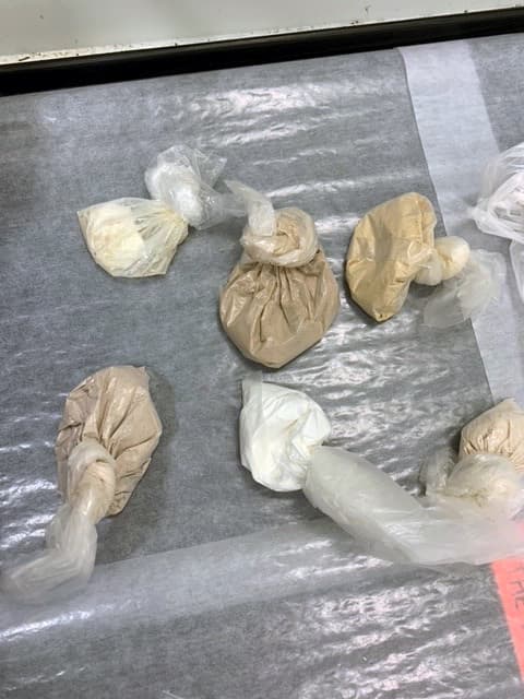 Los agentes arrestaron a tres individuos y se incautaron aproximadamente 22 libras de metanfetamina, 45 gramos de heroína y 2,000 pastillas con apariencia de Percocet y Oxicodona, que serán analizadas como posibles falsificaciones.