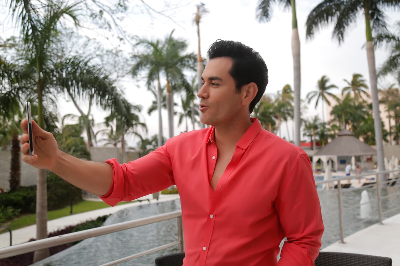 Se conectó a través de "Facebook" con sus fans y platicó un ratito con ellas.