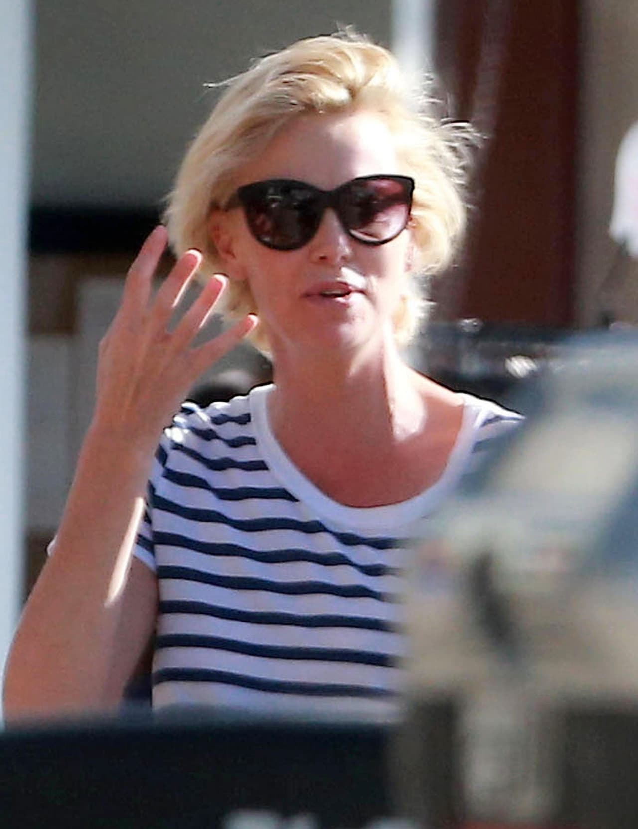 Con cero maquillaje, melena despeinada y unas gafas para cubrir las ojeras que le deben haber quedado tras el afterparty de Vanity Fair.