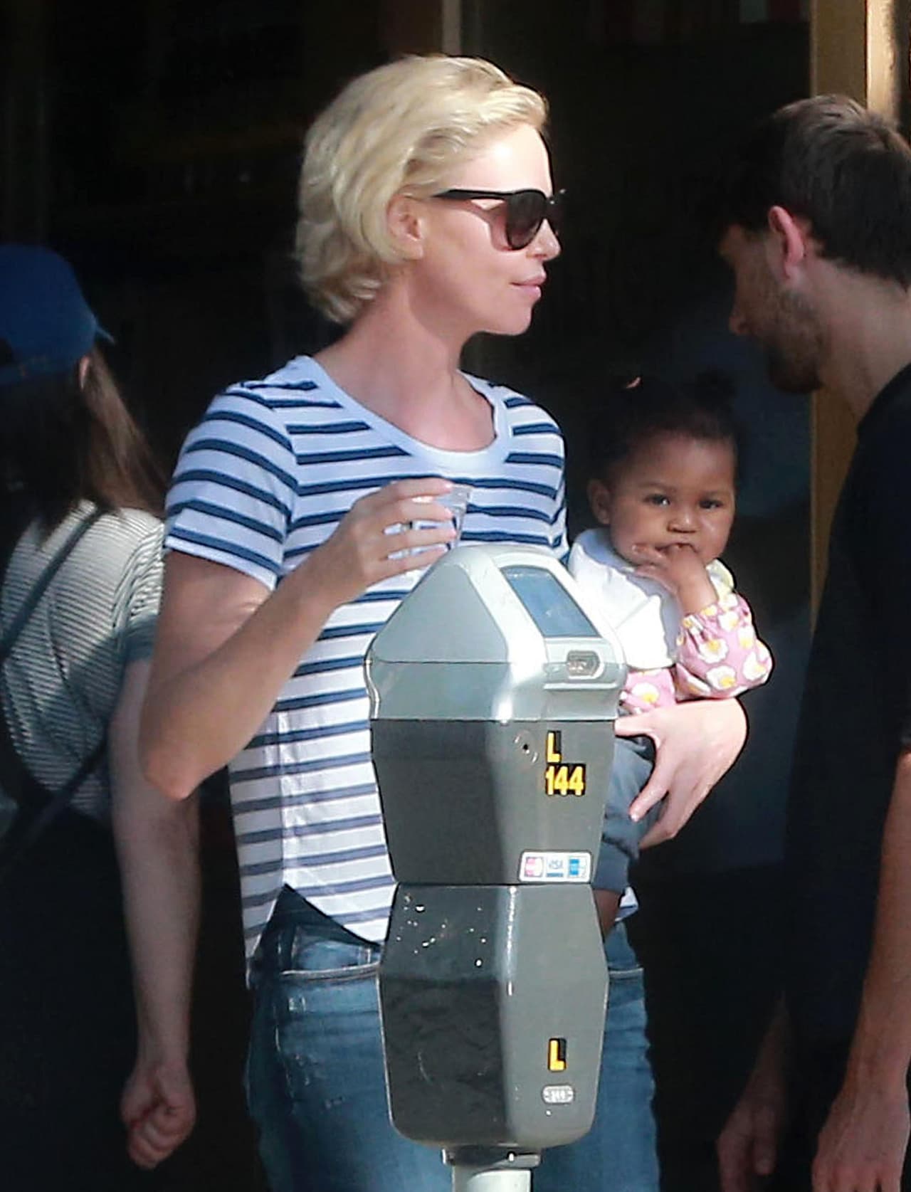 Los paparazzi la captaron junto a sus hijos comprando un helado.