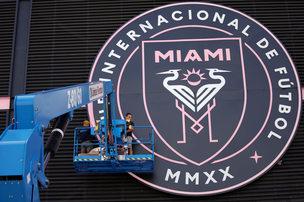 Y aunque el evento está planeado para este domingo en la noche Miami ya vibraba por el argentino. Para algunos representa un doble sentimiento: felicidad, por saber que lo tendrán cerca, y tristeza, al pensar que se acerca el fin de su carrera en las canchas.