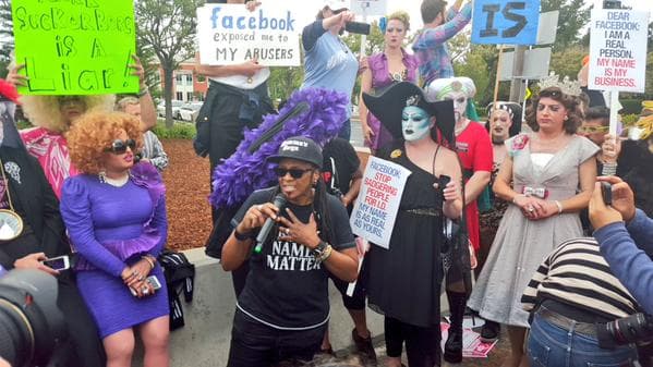 Decenas protestan contra política de “nombres reales” de Facebook