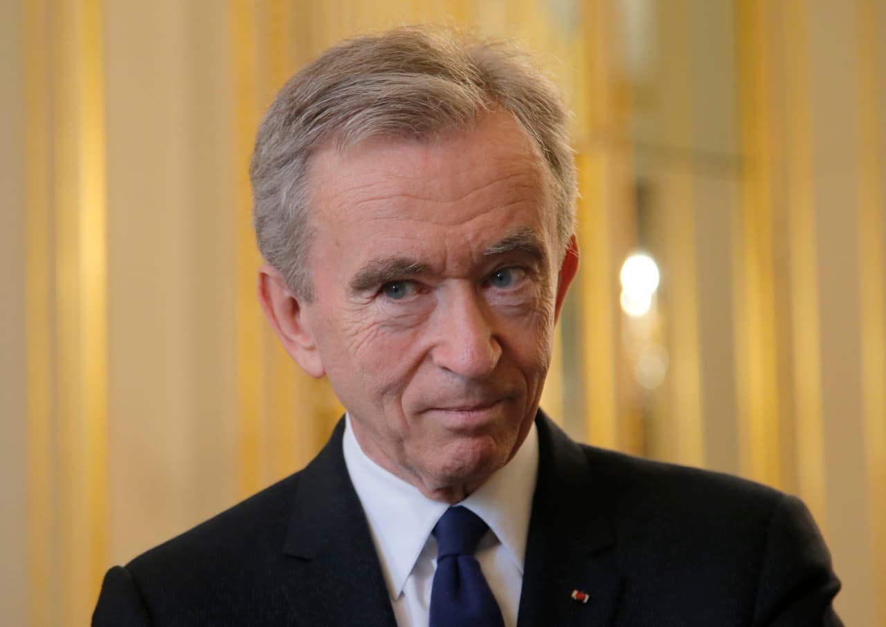 <b>Puesto 3. Bernard Arnault</b>
<br>
<br>
<b>Patrimonio: 168,000 millones de dólares.</b>
<br>
<br>El empresario francés, dueño de varias marcas de lujo como Christian Dior y Louis Vuitton, aumentó su fortuna en el último año en 53,100 millones de dólares.
<br>