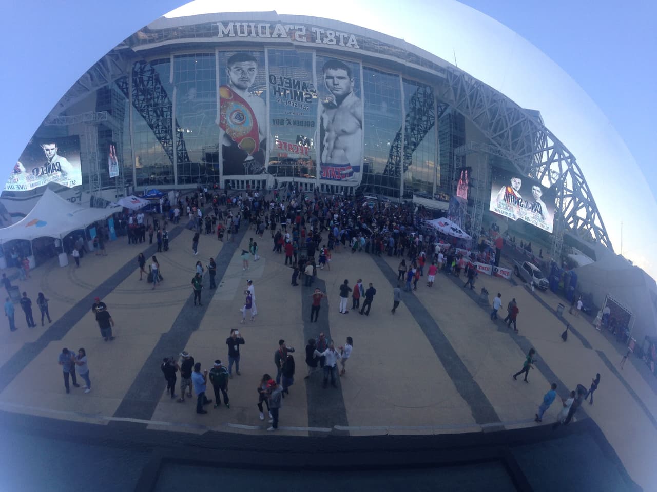 Desde muy temprano la afición se dio cita para ponerle color al AT&T Stadium. Cerca de 50 mil aficionados se esperan para la pelea del 'Canelo'.
