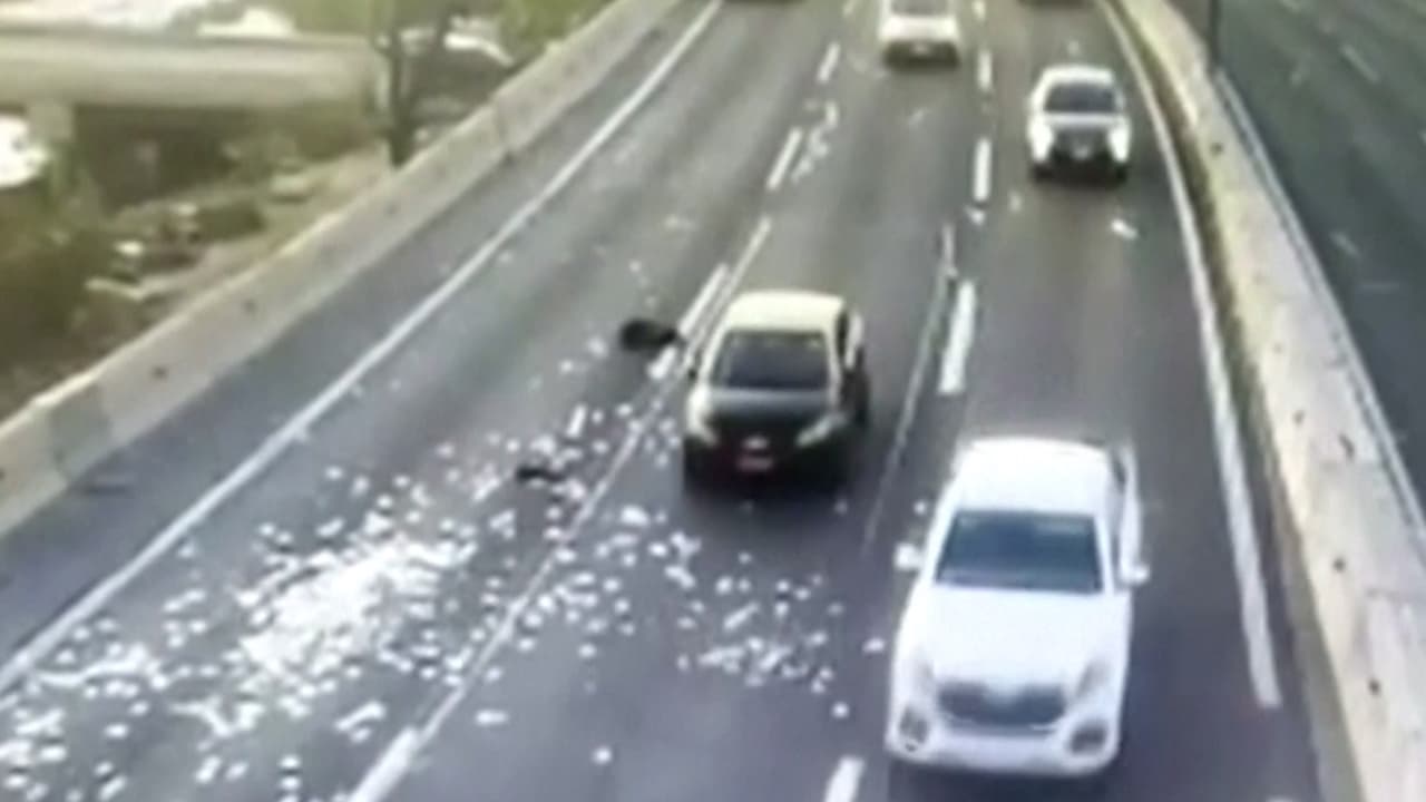 <b>Mira también:</b> El robo de una tienda terminó en una persecución policíaca durante la cual los seis sospechosos arrojaron decenas de billetes sobre la carretera. La policía logró detenerlos. 
<a href="https://www.univision.com/noticias" target="_blank">Sigue las últimas noticias en Univision. </a>