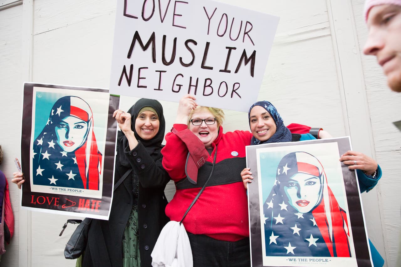 "Ama a tu vecino musulmán", se lee en esta pancarta. Durante la manifestación se defendió el derecho a la libertad religiosa y se mostró rechazo al registro propuestro por el presidente Donald Trump.