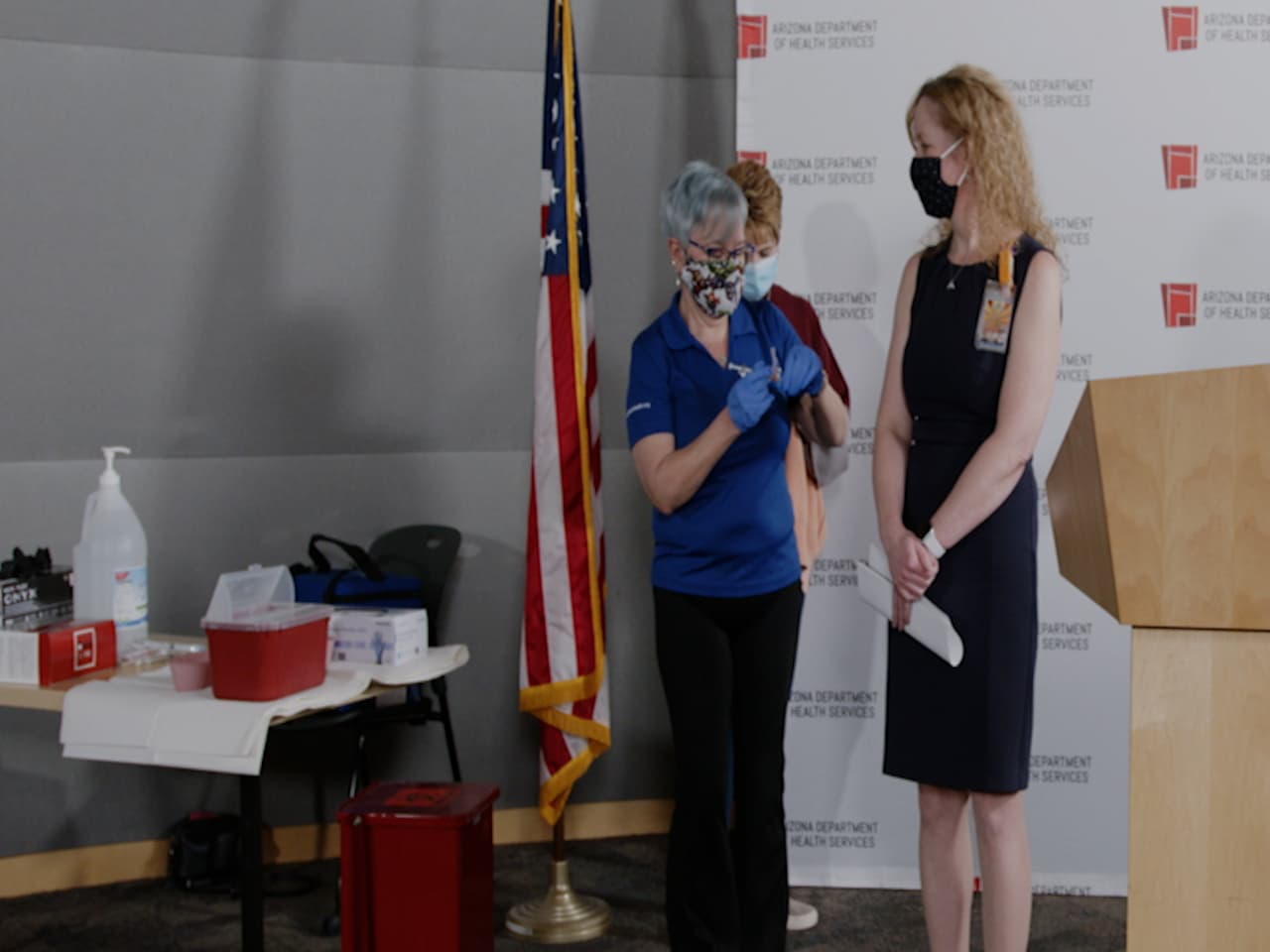 La doctora Cara Christ, directora de Servicios de Salud dijo que pronto muchos condados comenzaran la vacunación del grupo 1B y que Pinal y Gila ya están en esa fase. Este grupo incluye a trabajadores de servicios de protección, educadores, empleados de cuidado infantil y personas mayores de 75 años entre otras.
<br>