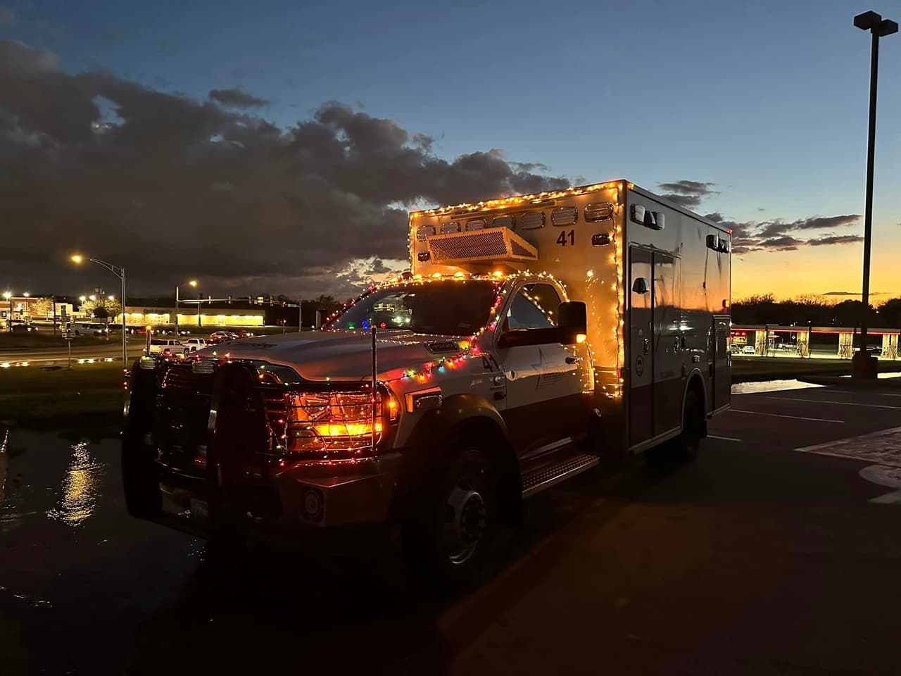 Y por fuera, esta ambulancia llama la atención de cualquiera con sus luces.