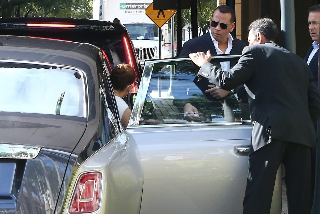 Tal vez a Jennifer López lo que le gusta de los carros es cómo se siente viajando en ellos y no precisamente estar en control del guía.