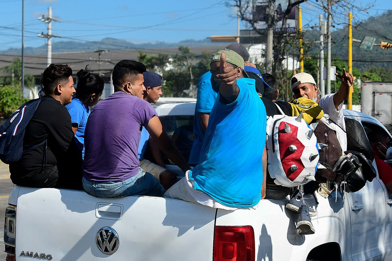 Algunos migrantes lograron subir a las camionetas que transitaban por la carretera, para tratar de avanzar más rápido. Se trata de un grupo reducido en comparación a las multitudinarias caravanas que suelen salir desde Honduras con destino Estados Unidos. Desde hace días circulaban convocatorias para formar una nueva caravana de migrantes, pero acudió menos gente de la que se reunió en enero. Aquella caravana, que llegó a tener algunos miles de personas, fue dispersada por las autoridades guatemaltecas con gases lacrimógenos y equipo antimotines.