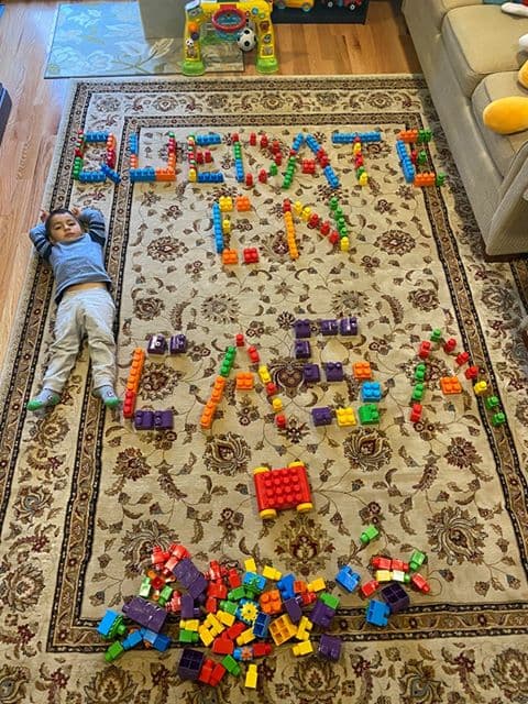 "Quedate en Casa" es el mensaje que Sebastián Hernandez de 2 años creó con legos junto a su padre, Santiago durante la epidemia en su casa de Hartsdale, Nueva York