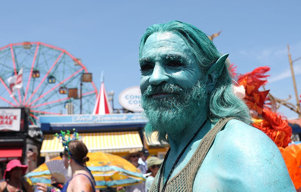 El sábado 21 de junio, 
<b><a href="https://www.univision.com/noticias/mundo/tuvieron-exito-ataques-de-eeuu-a-iran-como-respondera-ese-pais" target="_blank">antes del anuncio del ataque de Estados Unidos a Irán</a></b>, abundaban las sonrisas en Coney Island. Las razones para estar felices eran diversas. Muchos solo agradecían por estar vivos, mientras que otras personas también valoraban el privilegio de tener la oportunidad de crear y salir a la calle a disfrutar en comunidad.