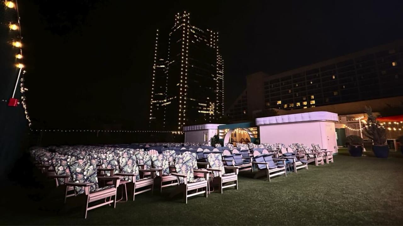 <b>¡Disfruta de una película bajo las estrellas en el <a href="https://rooftopcinemaclub.com/fort-worth/rooftop-cinema-club-downtown-ft-worth/film/9875-pulp-fiction/" target="_blank">Rooftop Cinema Club Downtown Fort Worth</a>! </b>Esta experiencia al aire libre te ofrece 
<b>una vista de 360 grados desde lo más alto de la ciudad</b>, perfecta para los amantes del cine. Entre los éxitos que proyectan, encontrarás el clásico de John Travolta, Pulp Fiction.
<b> ¡Una noche de cine con una vista espectacular que no te puedes perder!</b>