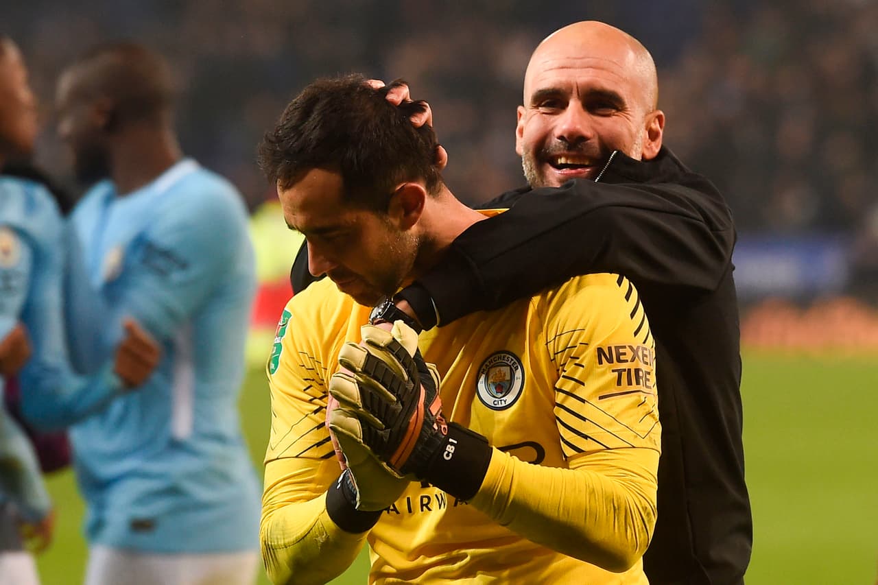 La imagen al final del partido fue esta, la de un Pep Guardiola exultante y un Claudio Bravo reacio.