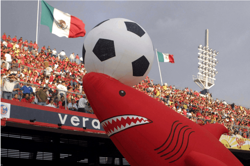 El equipo del puerto adoptó al tiburón como su mascota, también se les llamó escualos.