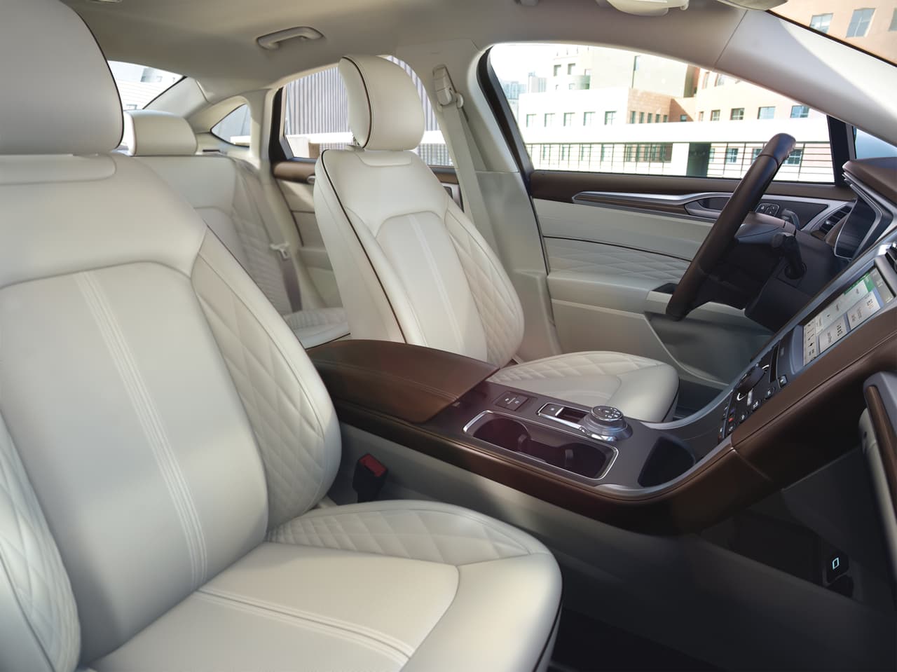 Su cabina ofrece un espacio máximo para las piernas del conductor de 44.3 pulgadas y hasta 57.8 pulgadas para los hombros. La longitud total del auto es de 191.8 pulgadas, con una distancia entre ejes de 112.2 pulgadas.