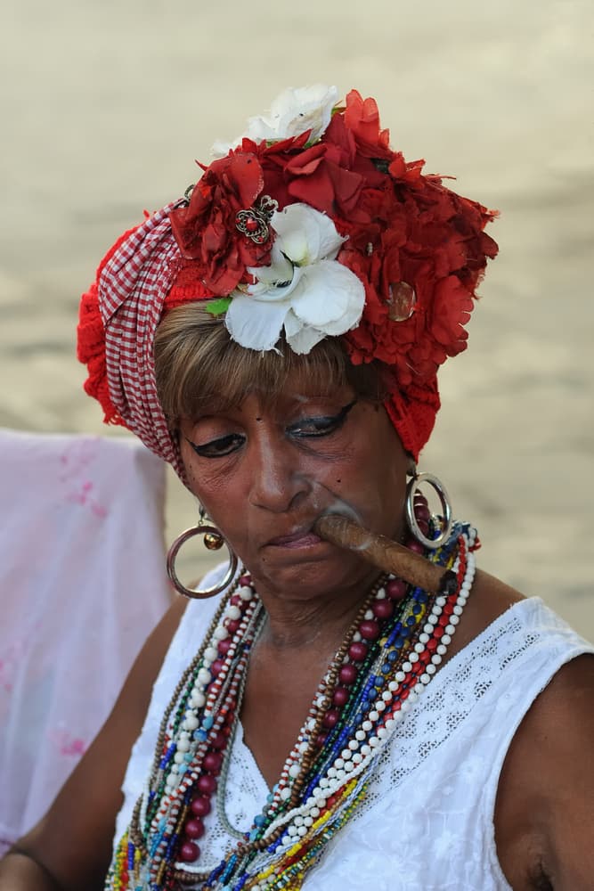 Los colores del collar simbolizan el trato que hizo Orula con la Muerte para que no se acercara a sus hijos hasta que el dios decidiera que su misión en la Tierra había terminado. Por eso, si el collar llega a romperse, es una señal de que se está en peligro de muerte, por lo que debe irse inmediatamente con el Orisha que lo creó a arreglarlo.