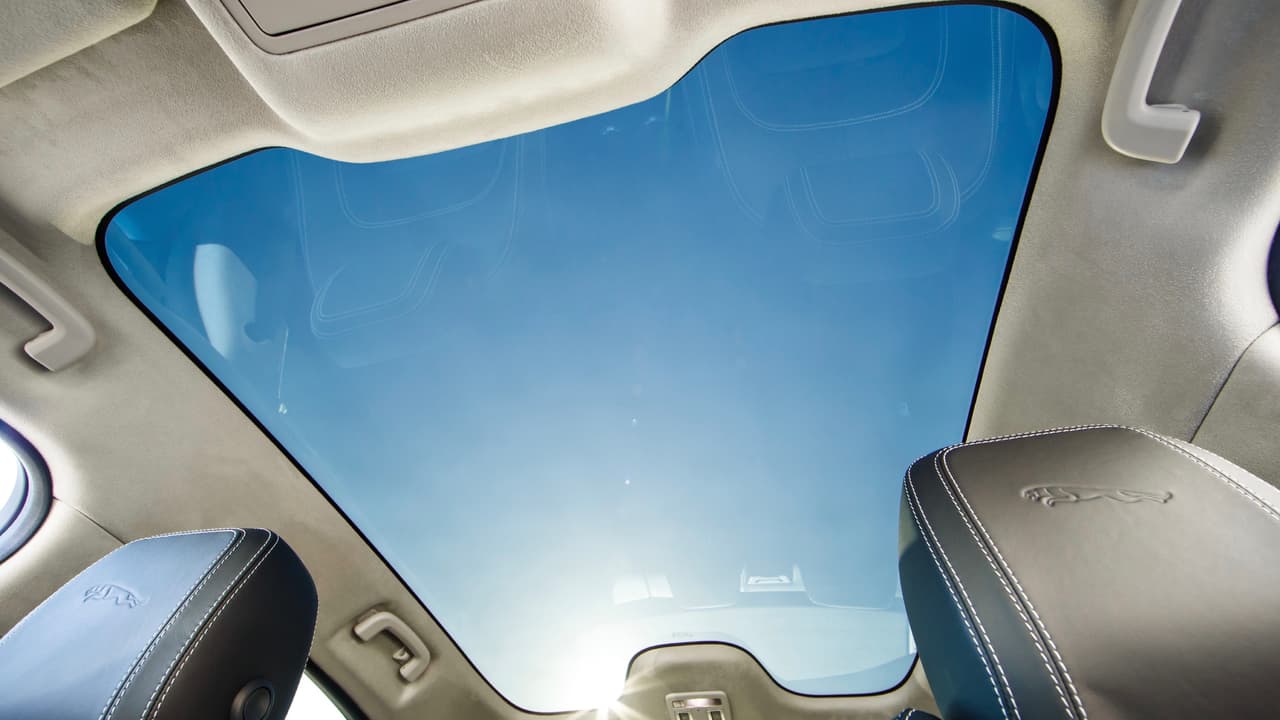 El techo panorámico de vidrio es equipo estándar para todas las versiones del Jaguar I-Pace. Ess fijo ya que abrirlo arruina la aerodinámica del vehículo afectando su autonomía. El vidrio del techo y las ventanas son capaces de absorver los rayos infrarrojos manteniendo la cabina fresca sin necesidad de cortinas protectoras.