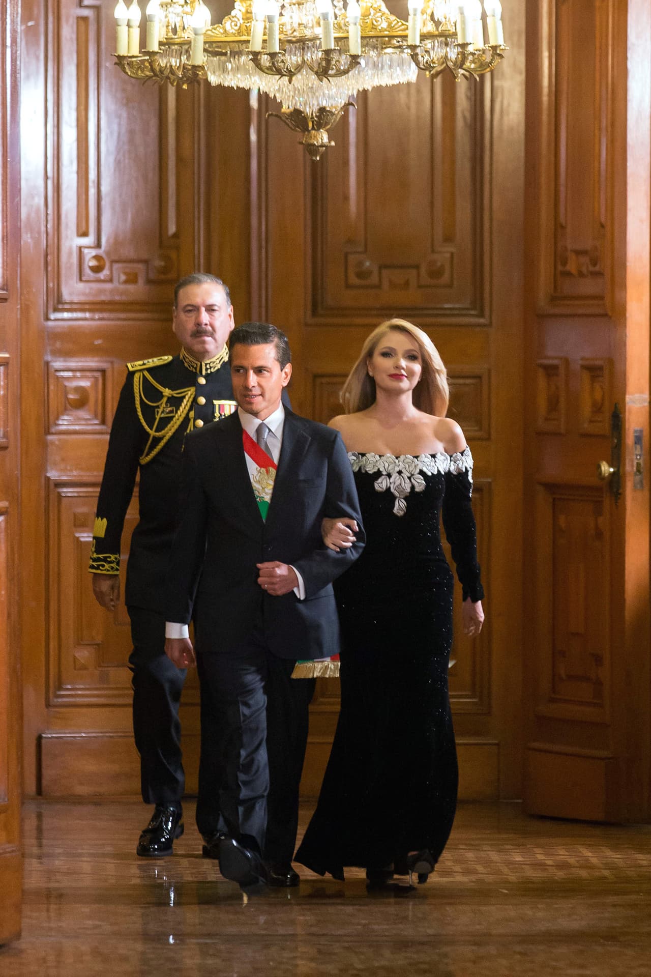 Angélica Rivera vivía en la casa Miguel Alemán, mientras que Enrique Peña Nieto ocupaba la Cabaña Uno. Ambas casas están ubicadas dentro de la residencia oficial de Los Pinos.