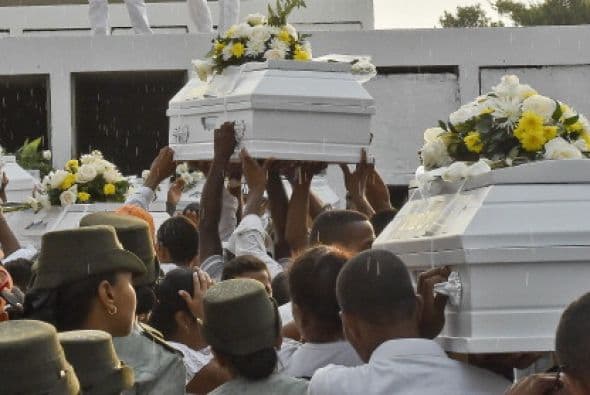 Cientos de personas se unieron a la triste procesión.