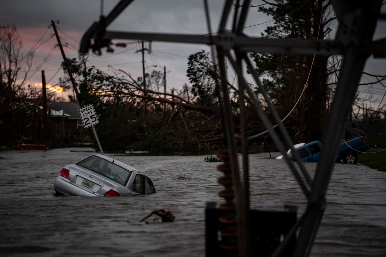 En algunas zonas de Panama City los autos quedaron sumergidos bajo las inundaciones.