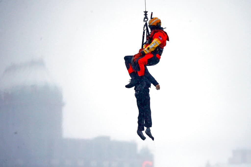 La conductora, cuya identidad no fue revelada hasta que sus familiares fuesen informados, no respondía cuando fue rescatada.