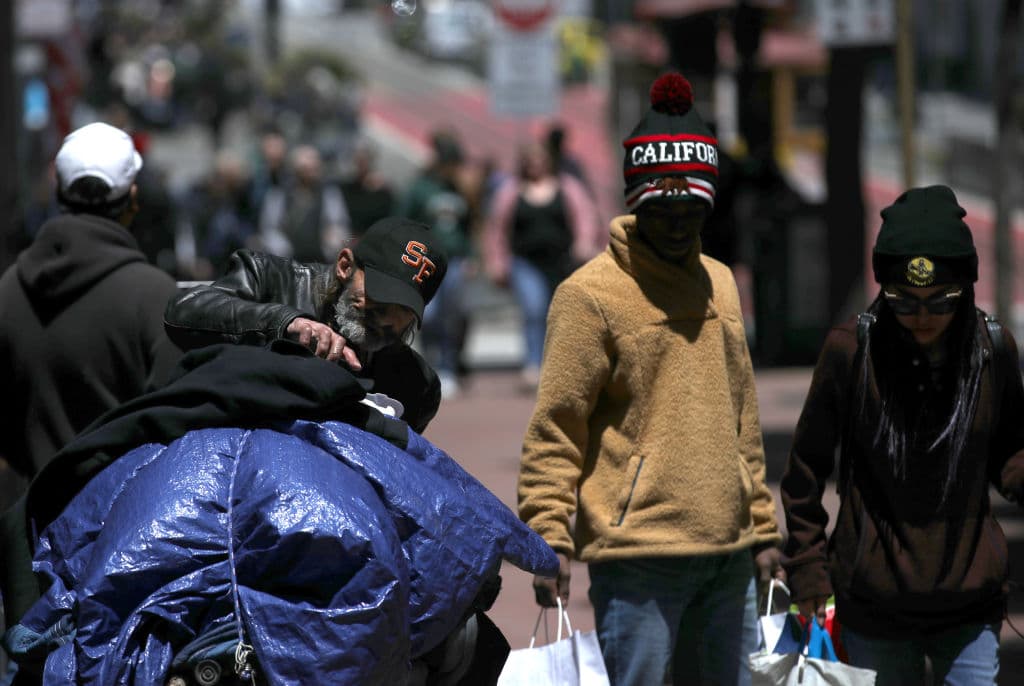 "Cada vez que hay calor tenemos muertes": alertan sobre riesgo que enfrentan personas sin hogar ante las altas temperaturas
