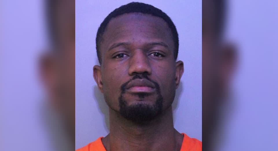 "La policía te encontrará un nuevo hogar": así abandona a un niño porque cree que "es gay"