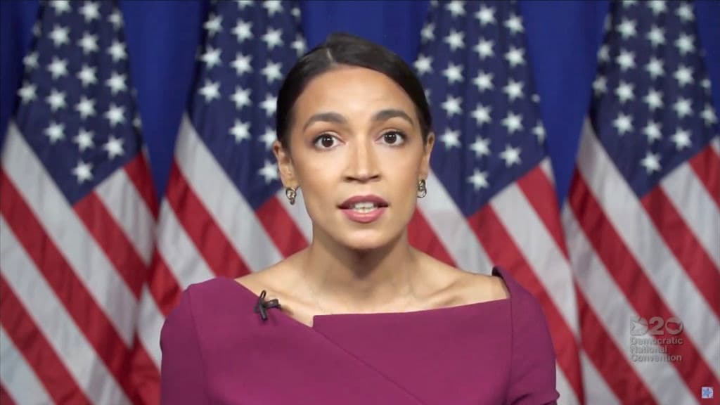Alexandria Ocasio-Cortez, representante de Nueva York,
<b><a href="https://www.univision.com/shows/noticiero-univision/lucha-por-la-salud-las-minorias-y-contra-las-desigualdades-ocasio-cortez-da-su-apoyo-a-bernie-sanders-video">secundó la nominación del senador por Vermont Bernie Sanders</a></b> a la presidencia, confundiendo a mucha gente. La representante liberal, sin embargo, tenía asignado este papel, que es una formalidad de la convención, ya que Sanders había conseguido el número mínimo de delegados para una posible nominación.